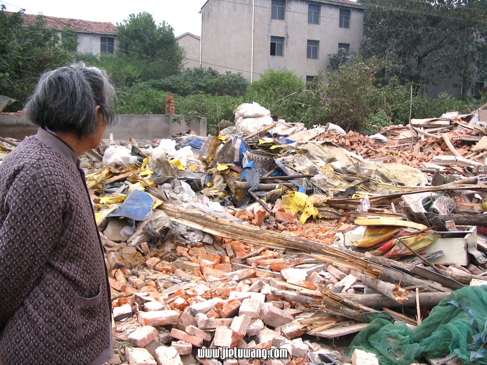 黄峰，你强拆养猪户用血汗换来的房子。你怎么不把村干部的违章建筑群强拆掉？