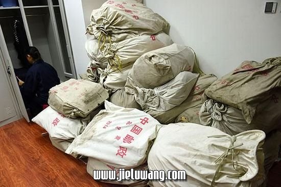 中纪委受理举报信现场曝光:信件整包堆放（图）