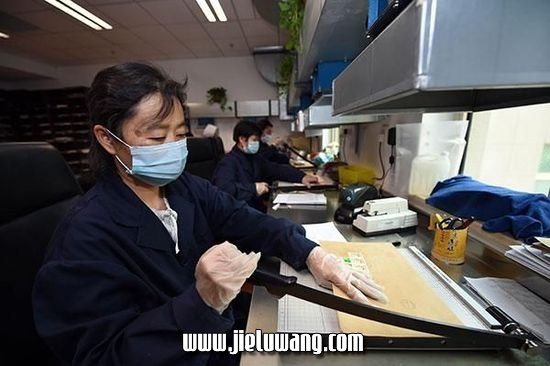 中纪委受理举报信现场曝光:信件整包堆放（图）