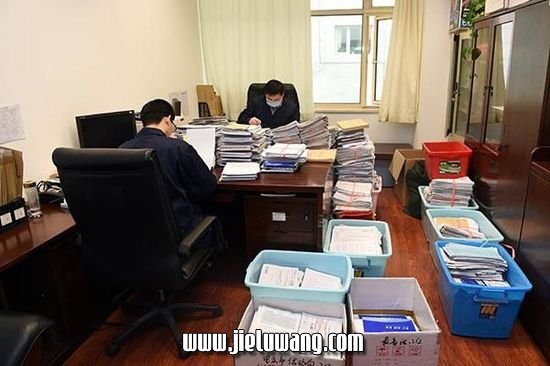 中纪委受理举报信现场曝光:信件整包堆放（图）