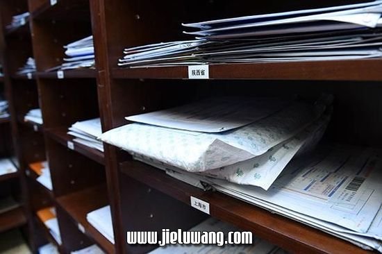中纪委受理举报信现场曝光:信件整包堆放（图）